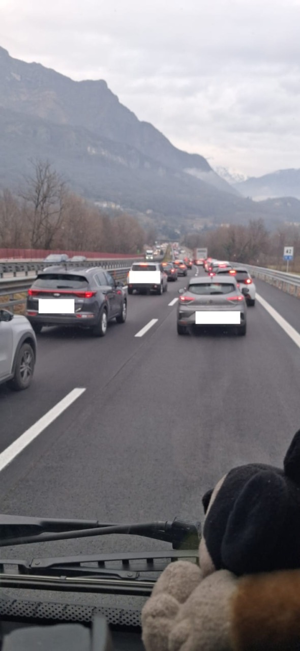 Incidente all’uscita del tunnel del Barro: traffico in tilt verso Lecco