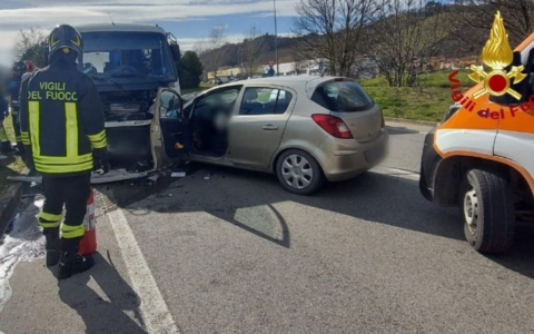 Incidente tra auto e scuolabus, paura per i bambini ma nessun ferito grave
