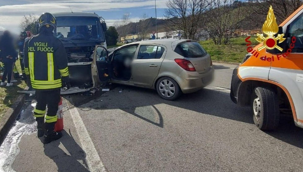 Incidente tra auto e scuolabus, paura per i bambini ma nessun ferito grave