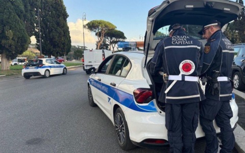 Incidente tra un’auto e un mezzo Ama, morta una donna