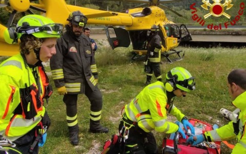 Incidenti sul lavoro, ancora due vittime: 71enne schiacciato da una pianta, manutentore 78enne da un letto in Rsa