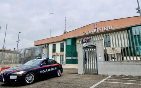 Insulta e minaccia i Carabinieri durante un intervento al bar, denunciato 48enne