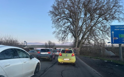 Intervento per coprire le buche sul ponte Bormida ad Alessandria: code in direzione Spinetta Marengo