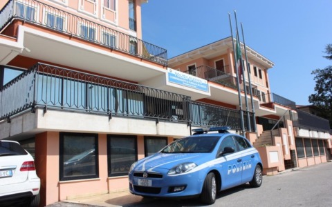 La Polizia lo va a controllare ai domiciliari, ma lui non c’è: era uscito a comprare le sigarette