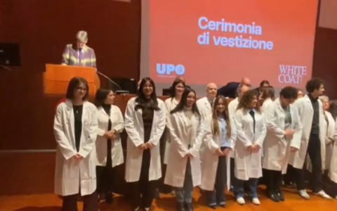 La tradizionale cerimonia del Camice Bianco emoziona Novara