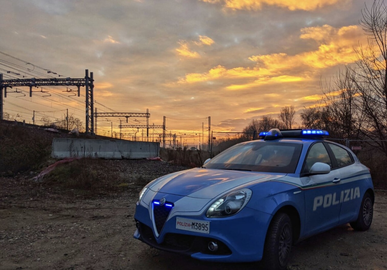 Lancia pietre verso i treni e le auto in sosta: arrestato un 45enne