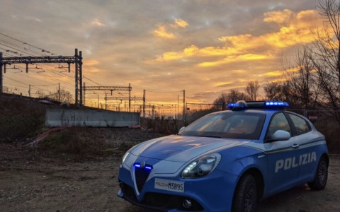 Lancia pietre verso i treni e le auto in sosta: arrestato un 45enne