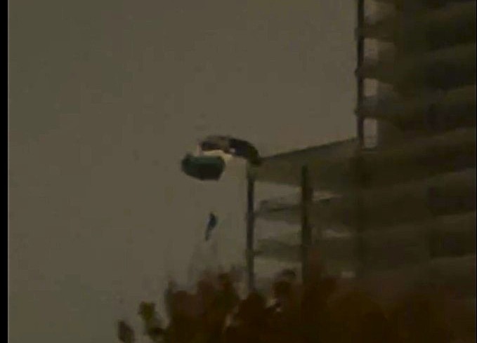 Lancio illegale con il paracadute dalla torre incompiuta