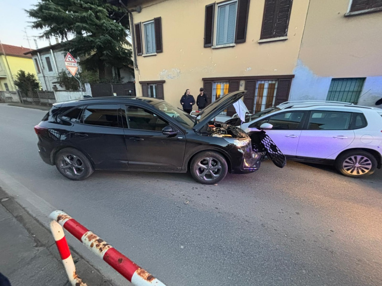 Lunghe code e strada chiusa per un violento scontro frontale tra due auto