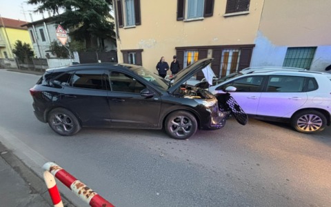 Lunghe code e strada chiusa per un violento scontro frontale tra due auto