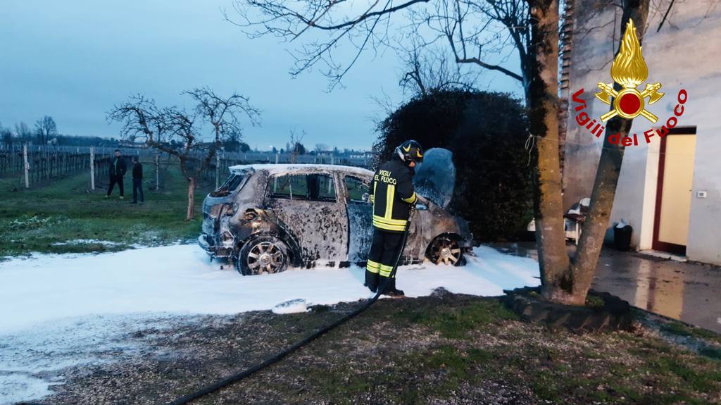 Macchina in fiamme a Chiarano: l’intervento dei Vigili del Fuoco