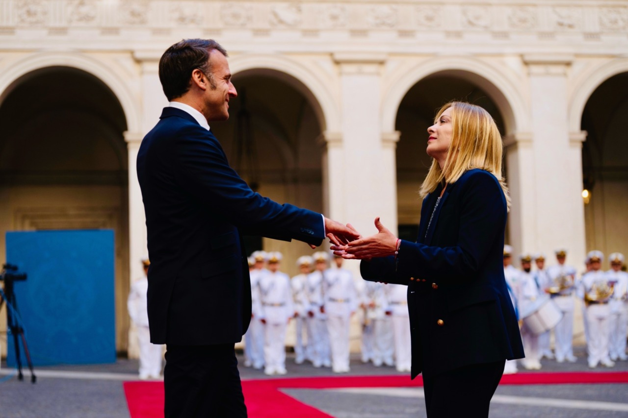 Macron attacca Meloni sul caso Deranque: tensione diplomatica tra Francia e Italia dopo l’omicidio di Lione