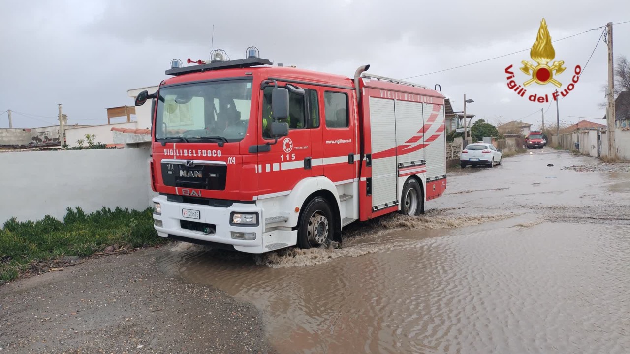 Maltempo, esonda il mare in via Passo della Sentinella, evacuate 50 famiglie