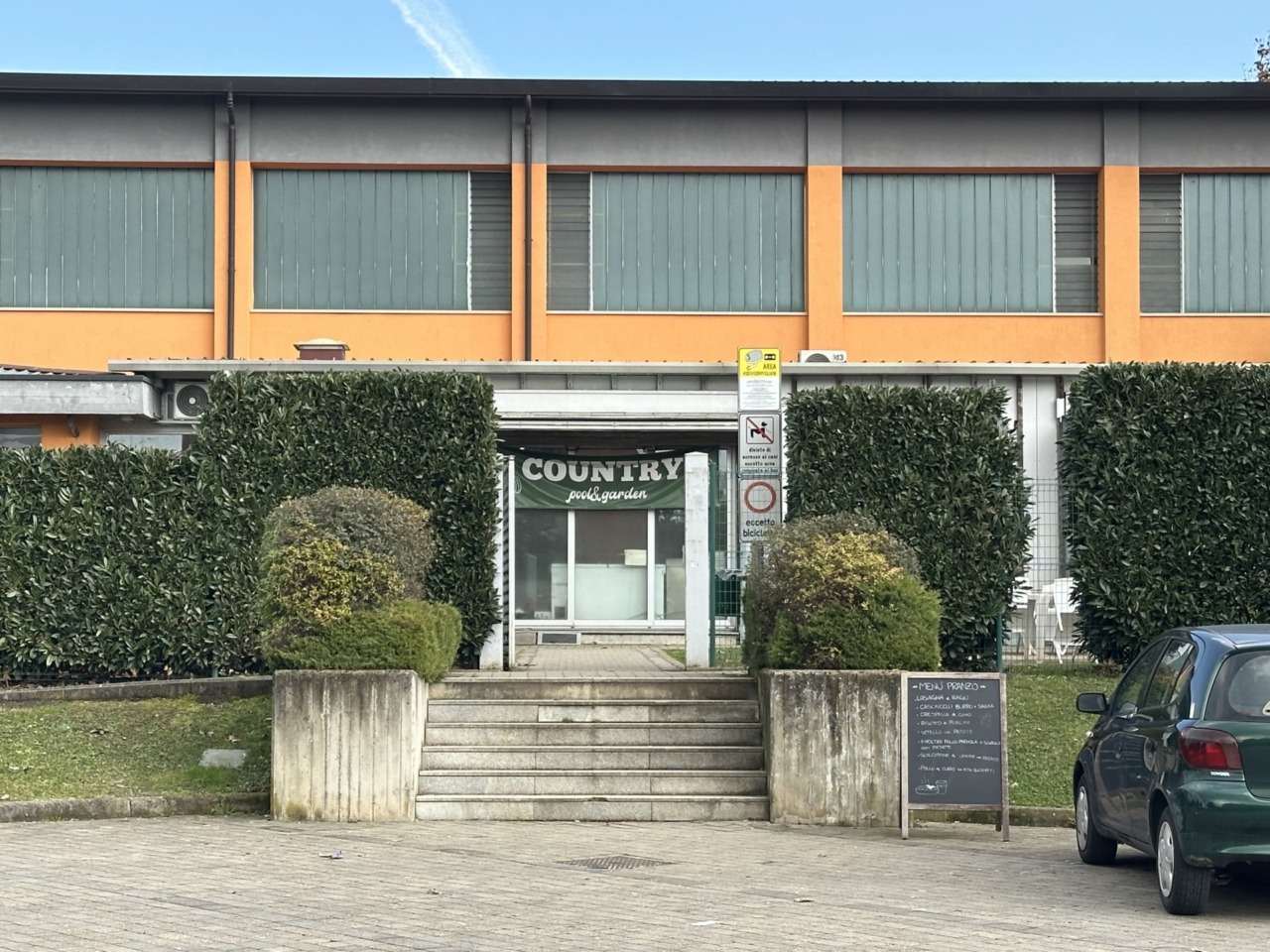 Mancati pagamenti di utenze e affitti, il Comune autorizza la notifica di sfratto ai gestori del bar del centro sportivo