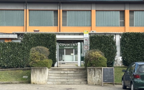 Mancati pagamenti di utenze e affitti, il Comune autorizza la notifica di sfratto ai gestori del bar del centro sportivo