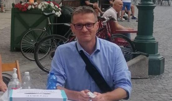 Marco Riva Cambrino: “Teatro e sociale, rigore a giorni alterni”