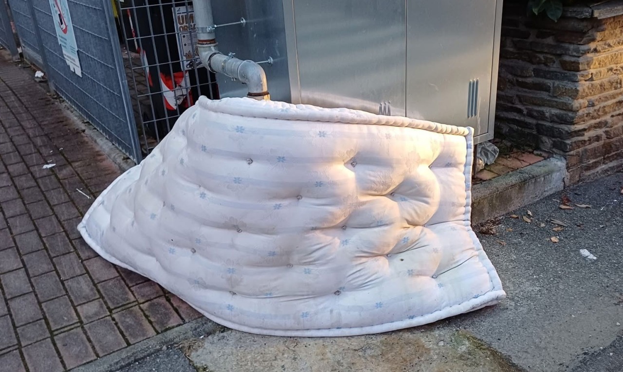 Materasso abbandonato, è giallo sulle telecamere