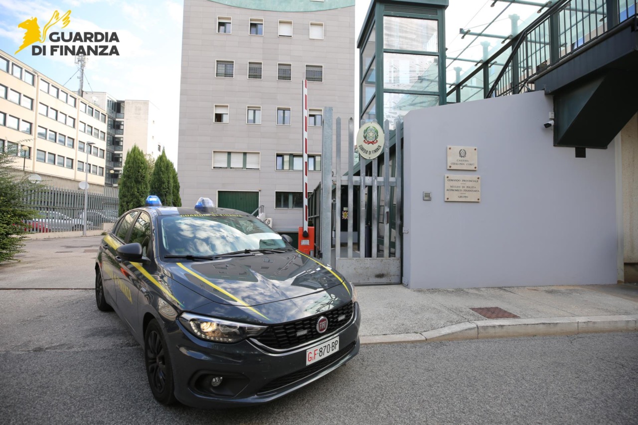 Maxi sequestro da oltre 4 milioni a imprenditore per truffe e abusi finanziari