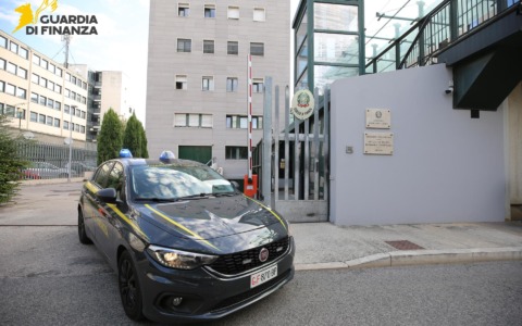 Maxi sequestro da oltre 4 milioni a imprenditore per truffe e abusi finanziari