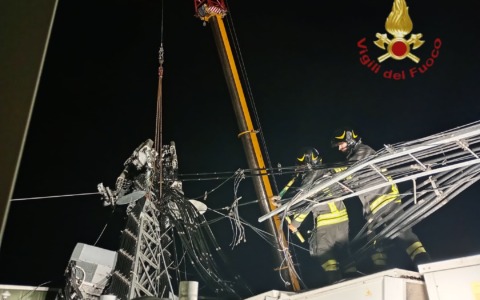 Messa in sicurezza l’antenna-ripetitore dopo il cedimento del traliccio