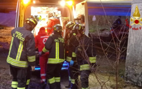 Minibus fuori strada sulla SS77, due feriti