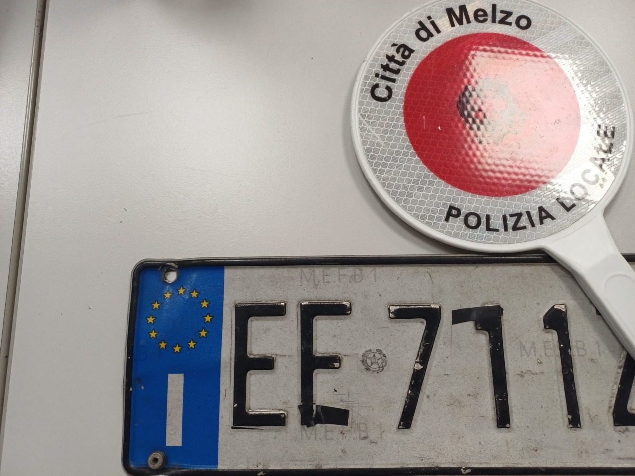 Modifica la targa con il nastro isolante: denunciato e auto sequestrata