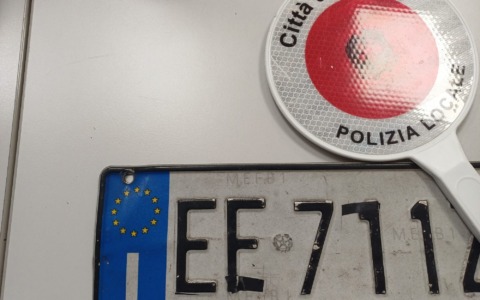 Modifica la targa con il nastro isolante: denunciato e auto sequestrata