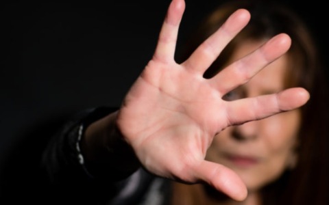 Moglie e figli costretti a dormire su una panchina anche d’inverno per sfuggire alla violenza