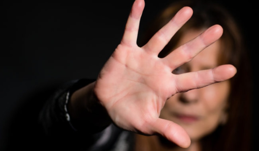 Moglie e figli costretti a dormire su una panchina anche d’inverno per sfuggire alla violenza