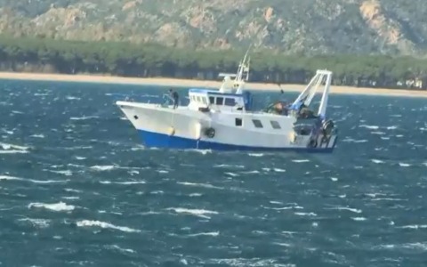 Morti sul lavoro anche in mare: peschereccio si ribalta, due pescatori annegati