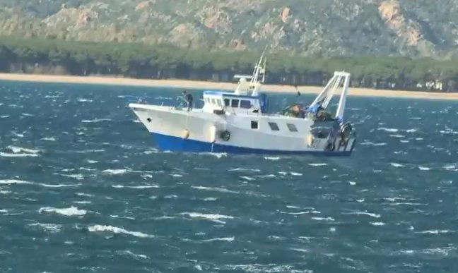 Morti sul lavoro anche in mare: peschereccio si ribalta, due pescatori annegati