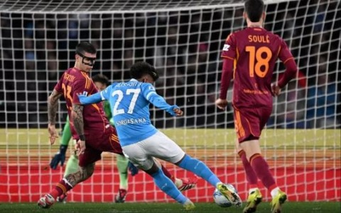 Napoli-Roma, spettacolo, gol e un pari che cambia poco