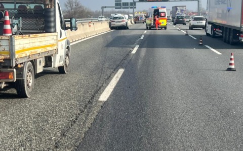 Nichelino, tangenziale sud: auto contro un mezzo di un cantiere