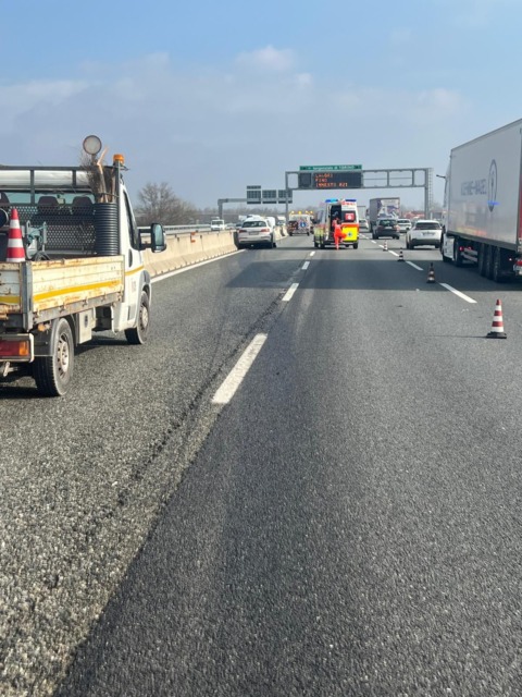 Nichelino, tangenziale sud: auto contro un mezzo di un cantiere