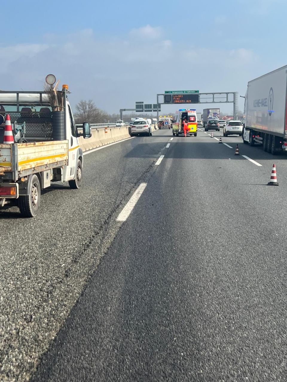Nichelino, tangenziale sud: auto contro un mezzo di un cantiere