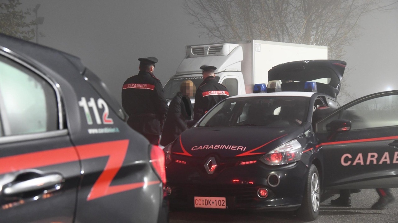 Non si ferma all’alt dei Carabinieri, inseguito e arrestato: era su un’auto rubata piena di arnesi da scasso
