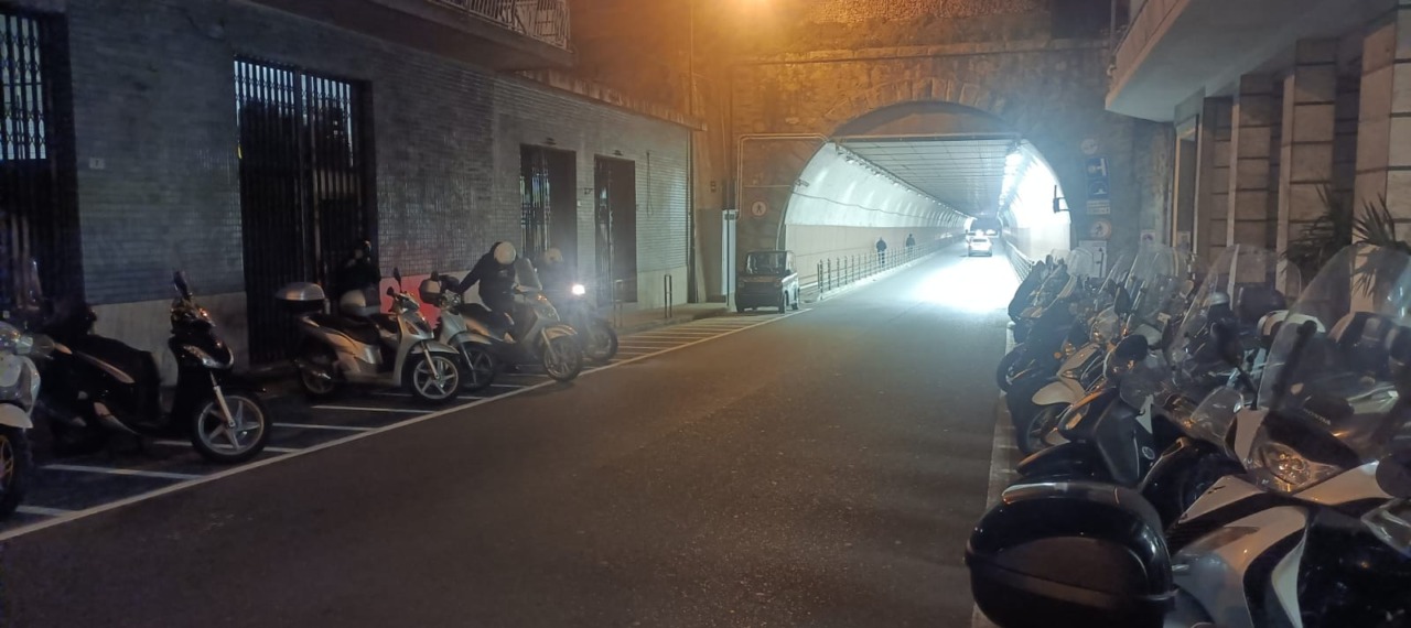 Nuovi parcheggi per moto in via Francia. Esplode l’ironia social
