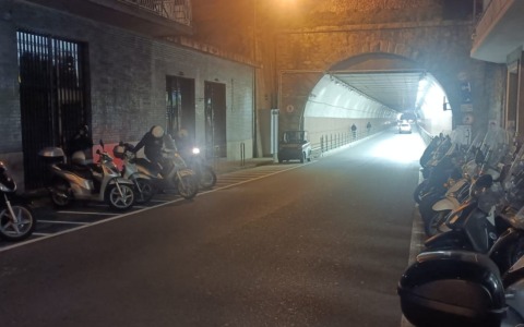 Nuovi parcheggi per moto in via Francia. Esplode l’ironia social