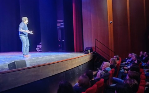 Ornano, un fiume di ironia sul Sociale