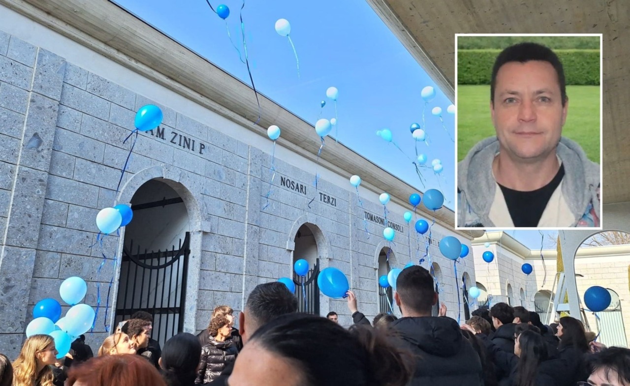 Palloncini blu in cielo per l’ultimo commosso addio a Catalin Moise Robu