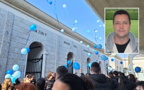Palloncini blu in cielo per l’ultimo commosso addio a Catalin Moise Robu