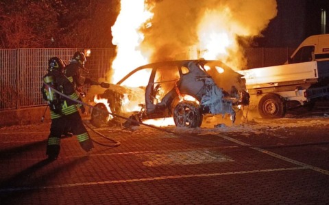 Pian Camuno: a fuoco un furgone e un’auto