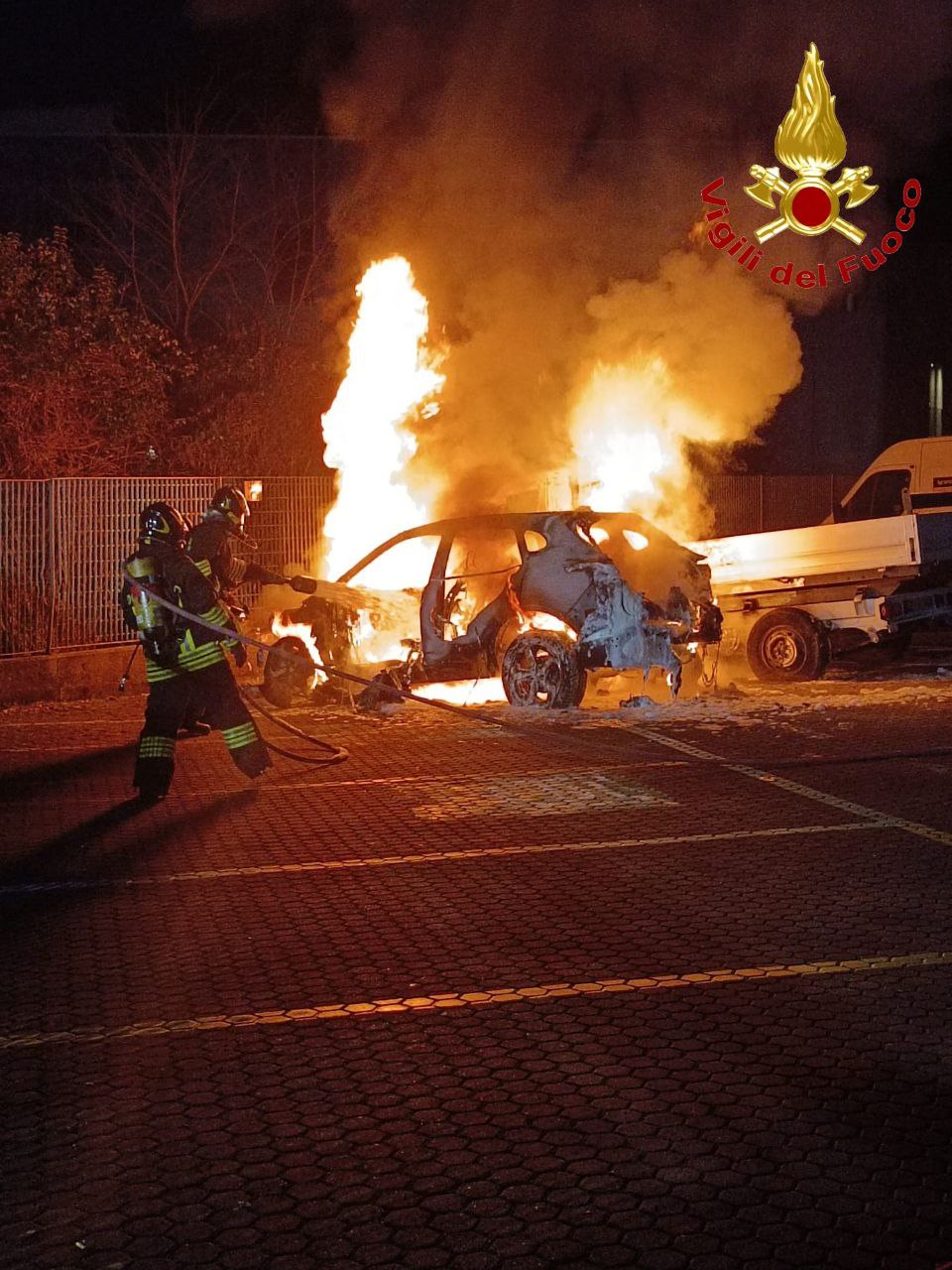 Pian Camuno: a fuoco un furgone e un’auto