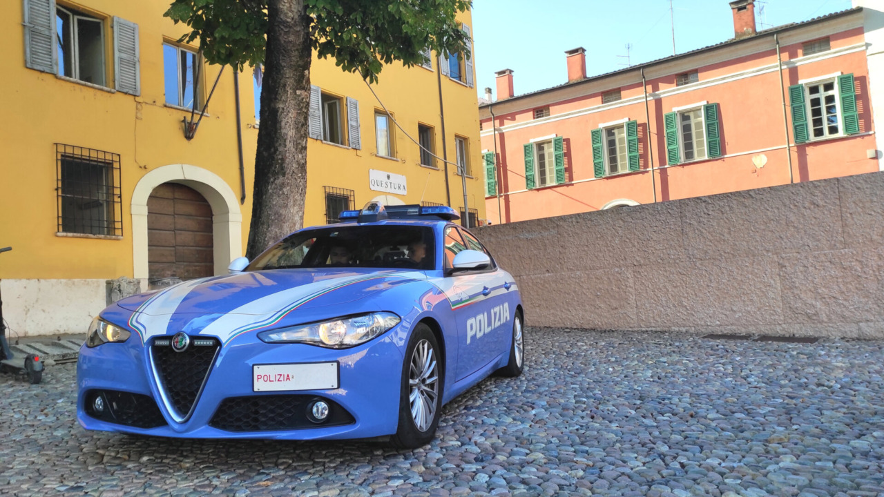 Picchia sua madre e arriva la polizia che in camera da letto trova un’ascia e una mazza chiodata