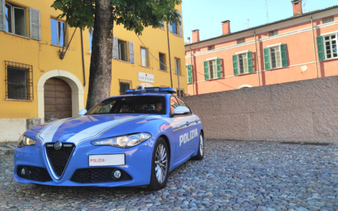 Picchia sua madre e arriva la polizia che in camera da letto trova un’ascia e una mazza chiodata