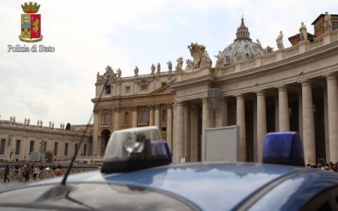 Piromane bloccato con accendini e materiale infiammabile a San Pietro