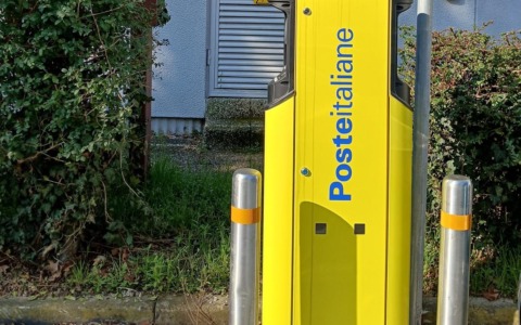 Poste Italiane: 17 colonnine di ricarica elettrica allacciate in provincia di Novara