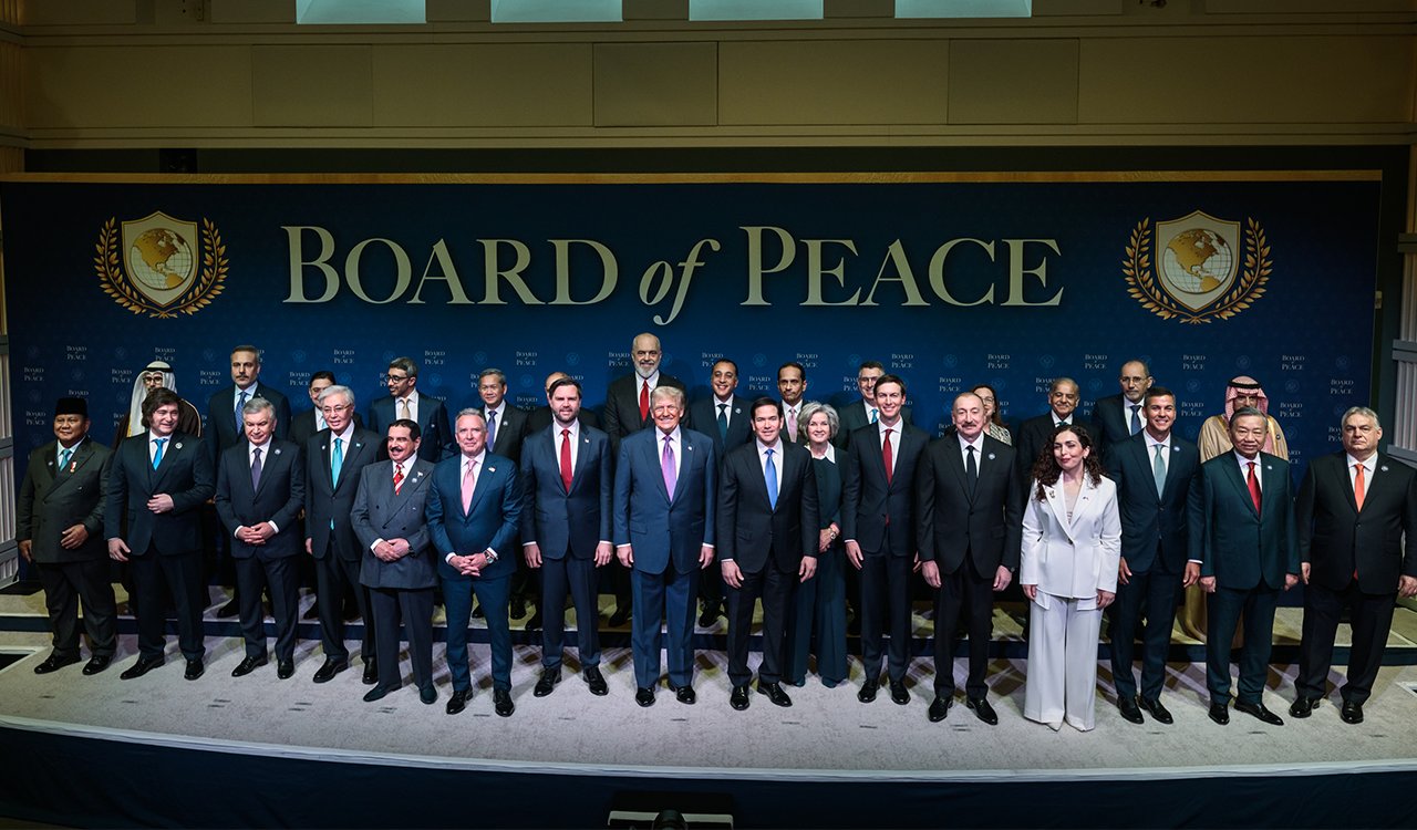 Prima riunione del Board of Peace, Trump: “Alcuni Paesi fanno i furbi, ma tutti si uniranno”. E lancia un ultimatum all’Iran