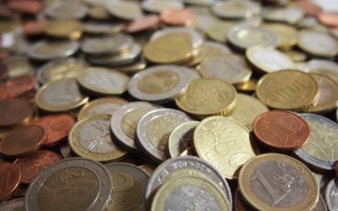 Prova a cambiare 19 chili di monete (false) al centro commerciale: finisce malissimo