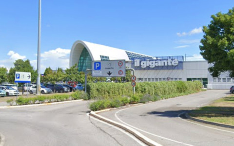 Provano a rubare cosmetici per 400 euro ma vengono beccate: denunciate una 17enne e una 16enne